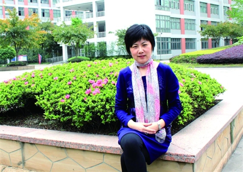 邱德芹,济南外国语学校化学教研组组长,所带班级多次获学校优秀班集体,获济南市优秀班集体及山东省优秀班集体。个人获全国化学新课程优质课特等奖,济南市教学能手,济南市优秀班主任,济南市班主任育人关键能力大赛一等奖。